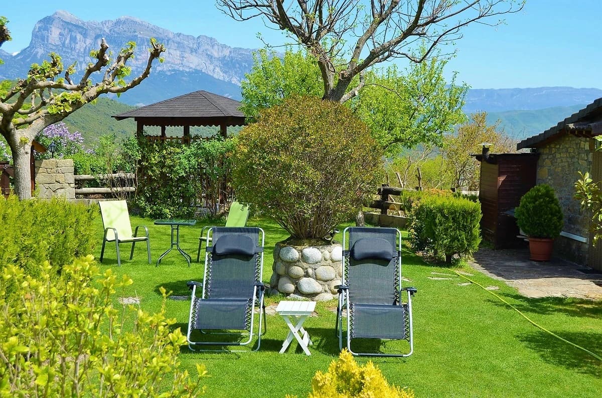Kiosque couvert du jardin de Casa Rural La Era avec les montagnes en fond