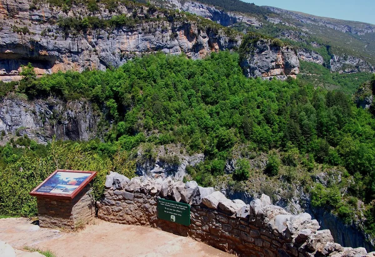 Mirador en el Sobrarbe, cerca de Sieste